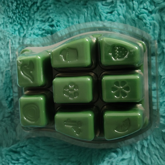 Meet at the Mistletoe 3.2 oz wax bar - Picture 2 of 2